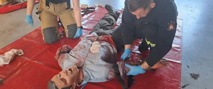 Strażacy z Wielkopolski ćwiczą medycynę pola walki - sekundy decydują o życiu