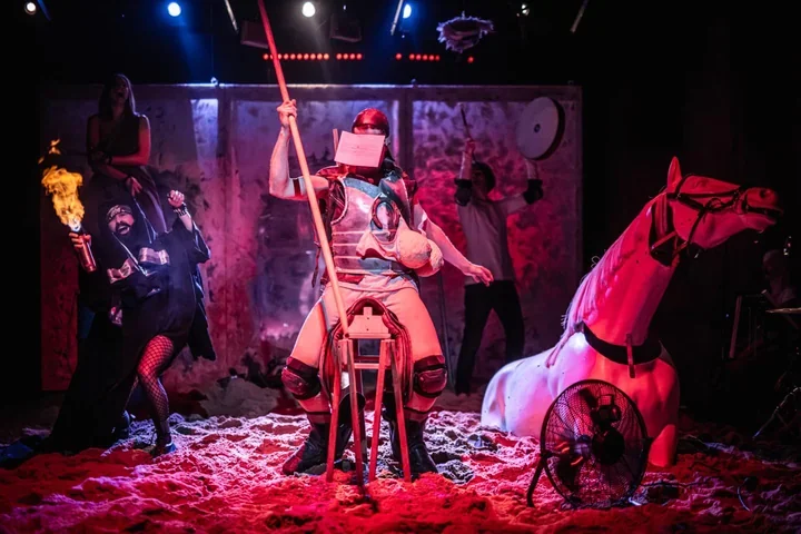 Don Kichot w teatralnym eksperymencie. Klasyczna opowieść spotyka współczesność