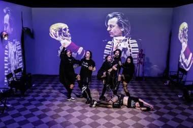 Hamlet po sekcji zwłok. Teatr Polski pokazuje groteskową wersję klasyka