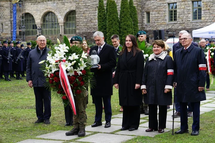 W Ogrodzie Zamkowym pamięć o Katyniu wróciła w ciszy i podziękowaniu