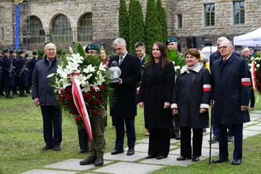 W Ogrodzie Zamkowym pamięć o Katyniu wróciła w ciszy i podziękowaniu