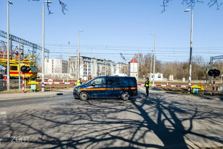 Zerwana sieć trakcyjna zamknęła przejazd na ul. Krańcowej – otwarcie zaplanowano rano