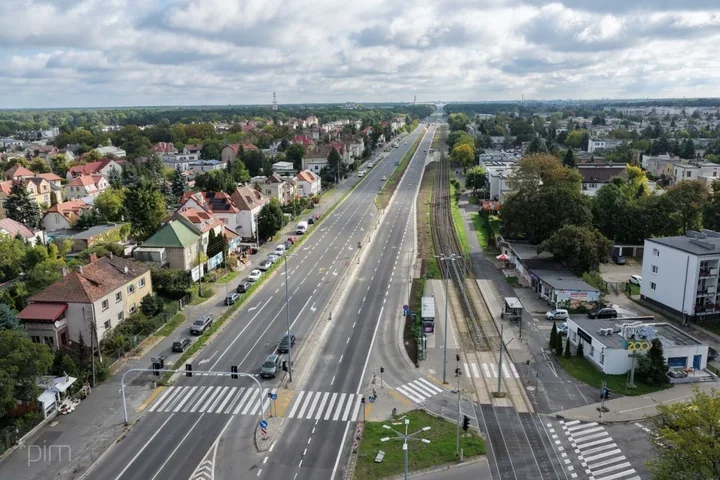 Dwukierunkowa droga rowerowa powstaje przy Warszawskiej. Pobiegnie w stronę Swarzędza