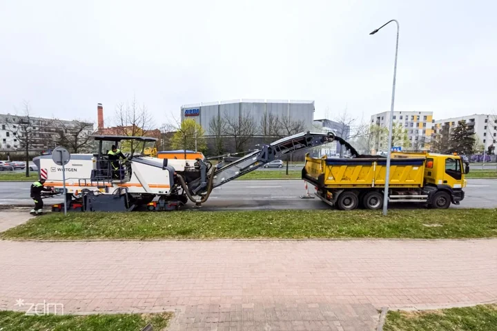 Remonty i łatanie dziur na poznańskich ulicach. Kierowcy muszą uważać