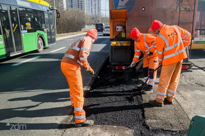 Remonty cząstkowe na ulicach Poznania – drogowcy naprawiają ubytki i zatokę autobusową