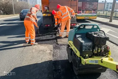 Utrudnienia na kilku ulicach Poznania. Trwają prace przy nawierzchni