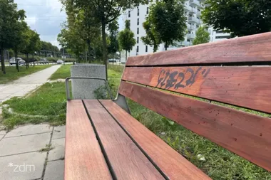 Ławki po remoncie znów pokrywa graffiti. ZDM ma propozycję