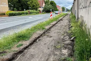 Na Piątkowskiej wymieniają chodnik. Zniszczone płyty znikają przy przystanku