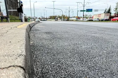 Przy Rondzie Śródka autobusom oddano zatokę po nowym asfalcie