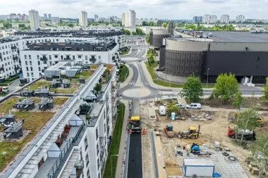 Asfalt dochodzi do zbiornika i domyka układ ulic na Łacinie