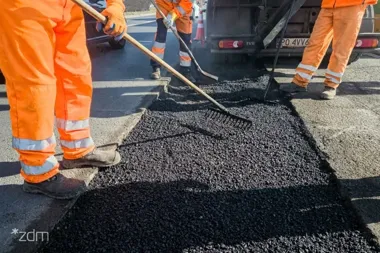 Dziury i łaty wracają na poznańskie ulice, a Kiekrz czeka na równiarkę