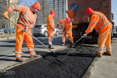 Piątek pod znakiem łatania jezdni i równiarek w dwóch częściach Poznania