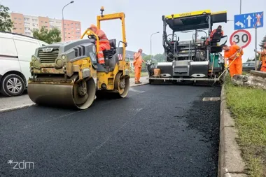 Poznańskie ulice w remoncie. Patcher i równiarka wyjadą w kilka rejonów