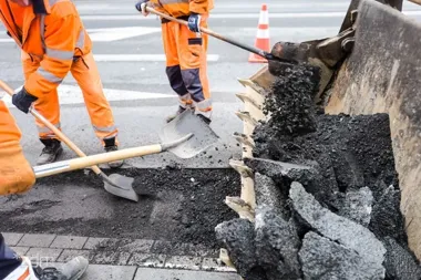 Poznańskie ulice wymagają napraw. Tu pracują ekipy drogowe