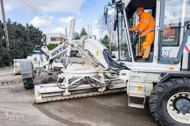 Naprawy nawierzchni na poznańskich ulicach. Patcher i równiarka w akcji