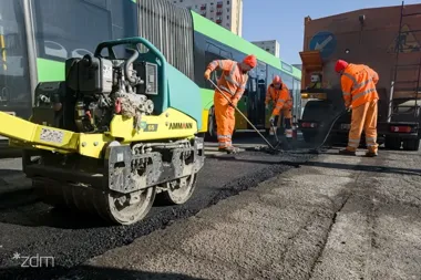 Prace drogowe w Poznaniu – Taczanowskiego rusza z remontem, równiarka na Naramowicach