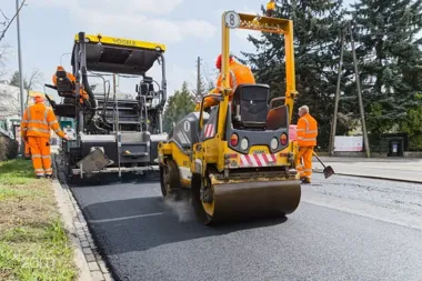 Drogowcy na kilku ulicach Poznania. Trzeba uważać na ubytki