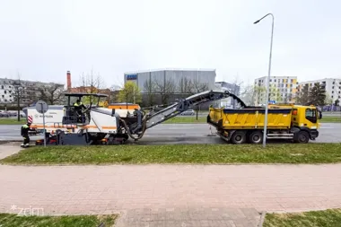 Remonty i łatanie dziur na poznańskich ulicach. Kierowcy muszą uważać