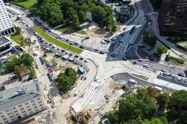 Tramwaje wracają na Królowej Jadwigi. Kierowcy odzyskają obie jezdnie