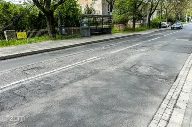 Jesionowa z ruchem wahadłowym. Drogowcy wchodzą na zniszczoną jezdnię
