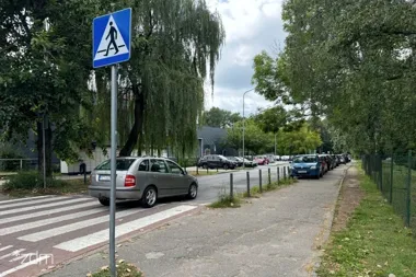 Szerszy chodnik i bezpieczniejsze przejście przy szkole. Zmiany na Wioślarskiej