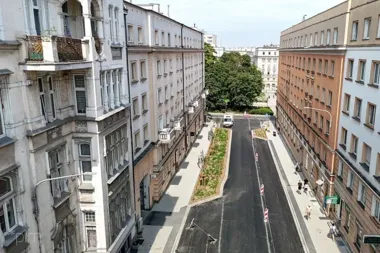Na 3 Maja wraca zieleń i nowa nawierzchnia. Pod spodem wyszedł ukryty problem