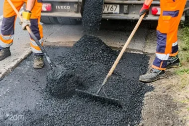 Drogowcy pracują na kilkunastu ulicach Poznania. Utrudnienia także dla rowerzystów