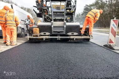 Łaty na dziurach i równiarka w terenie. We wtorek kierowcy muszą uważać na kilku ulicach