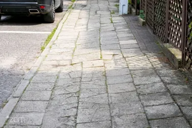 Chodnik na Rodziewiczówny wraca do równej nawierzchni po kolejnych etapach remontu