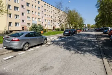 Na Śremskiej kończy się chaos przy chodnikach i przejściach