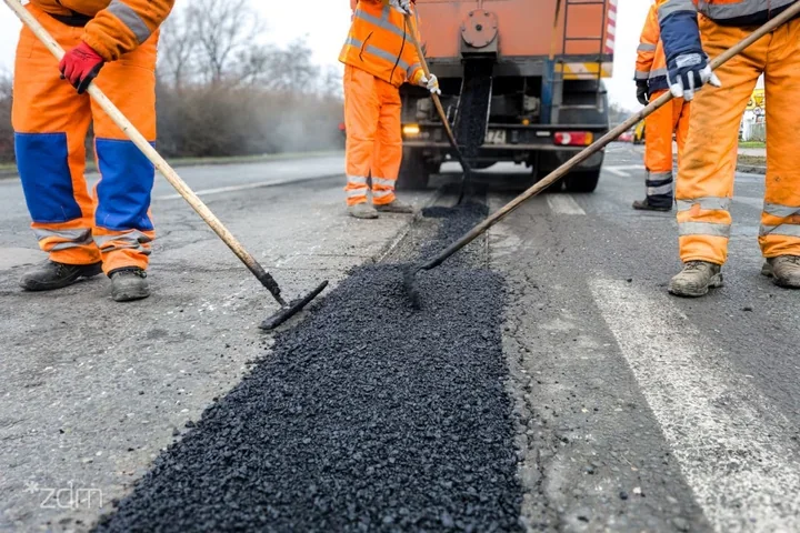 W Poznaniu prace drogowe na kilku ulicach – utrzymanie nawierzchni i łatanie ubytków