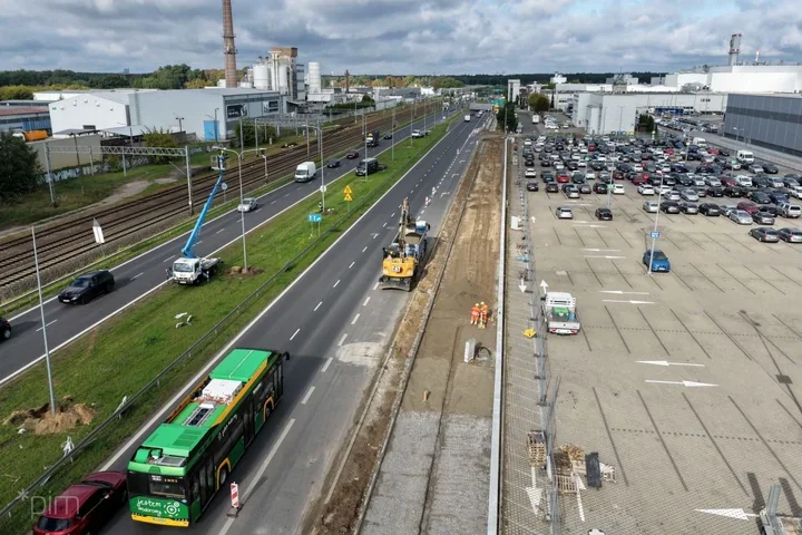 Zwężenie na Warszawskiej. Jeden pas przy budowie drogi rowerowej